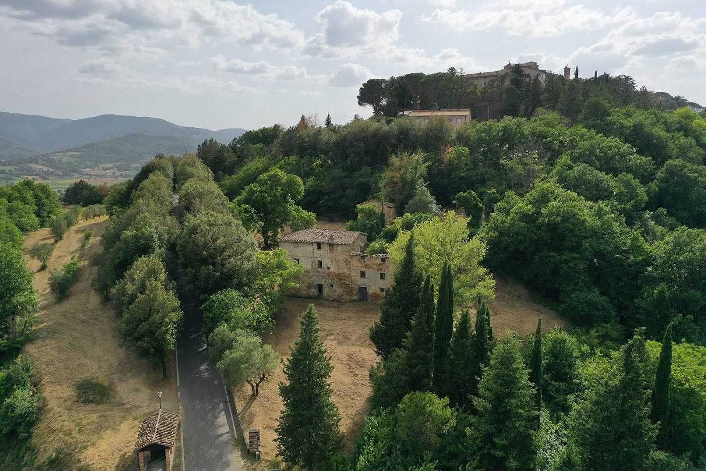Immagini La Piaggia - Grande casa di campagna da ristrutturare in Umbria