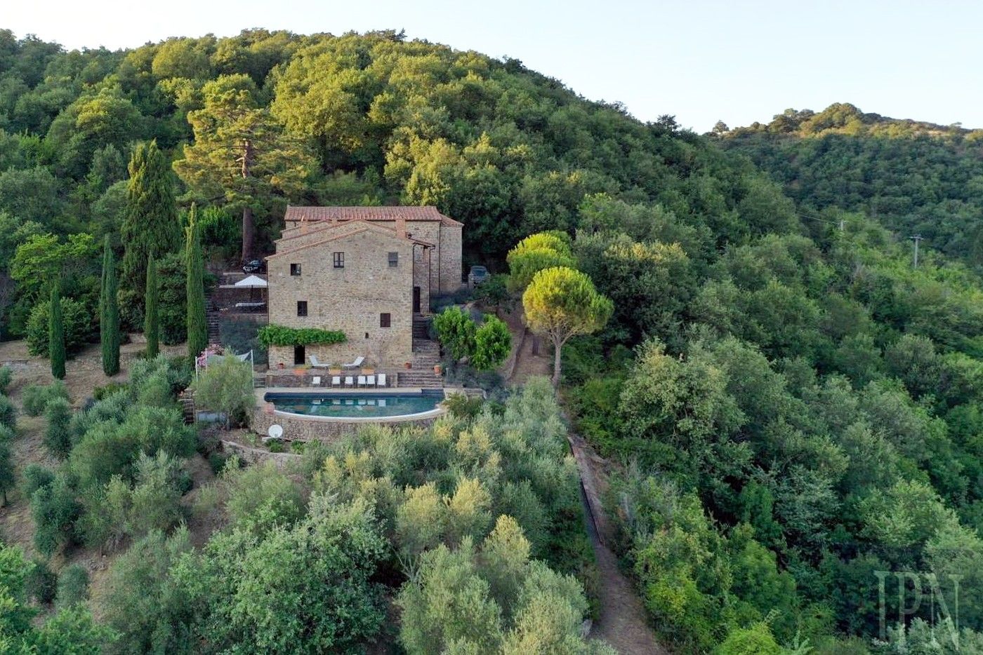 Immagini Conversione in residenza di lusso: ex chiesa