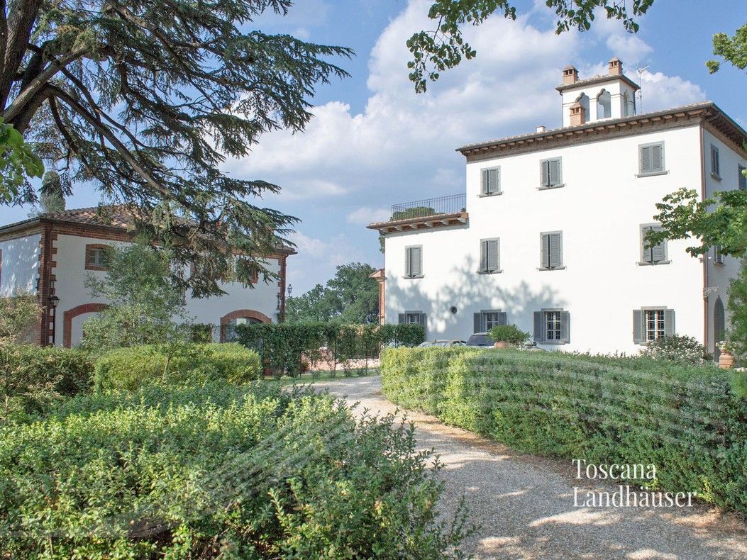 Immagini Villa storica vicino ad Arezzo con vigneto e oliveto