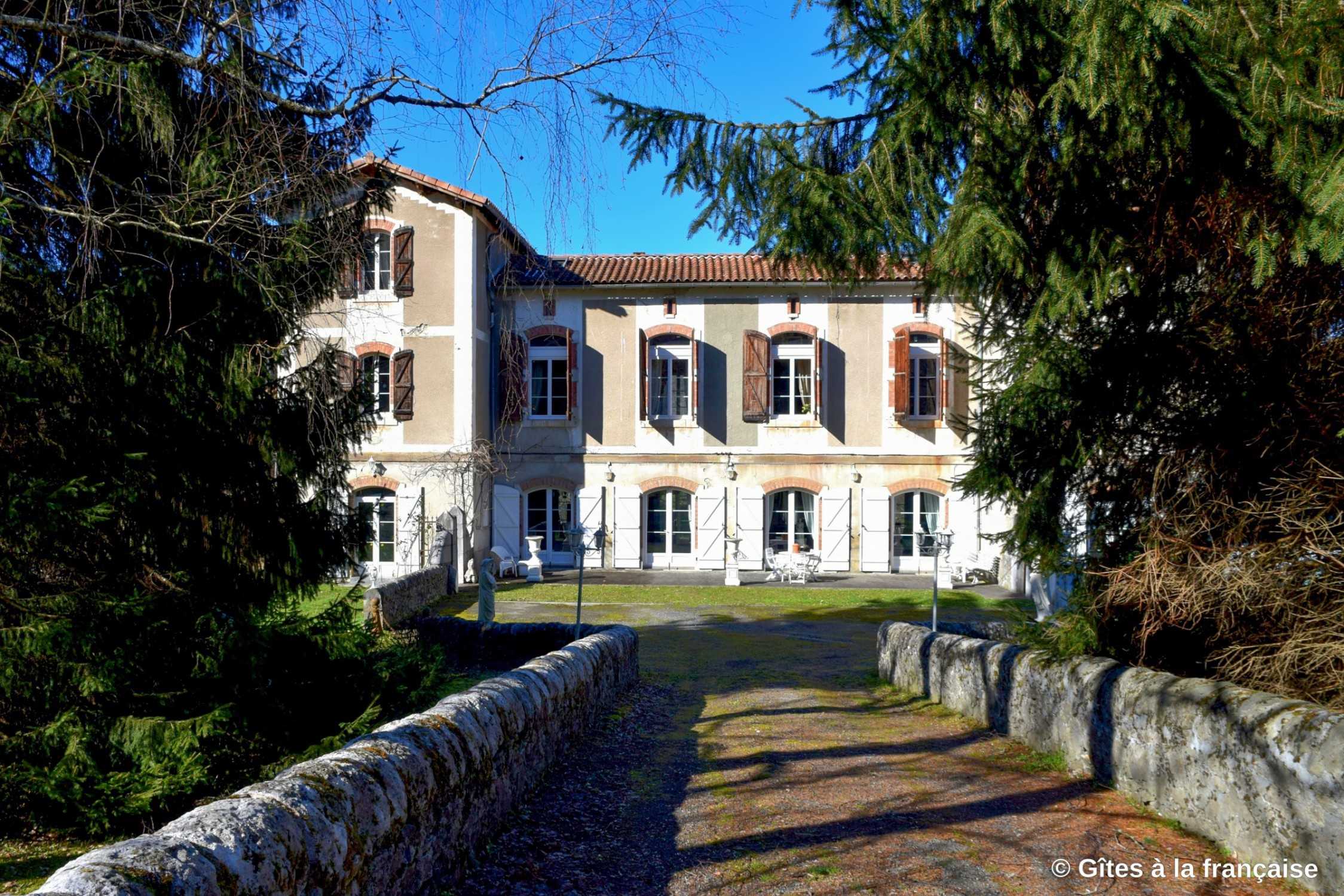 Immagini Edificio scolastico storico come casa vacanze/B&B, Pirenei