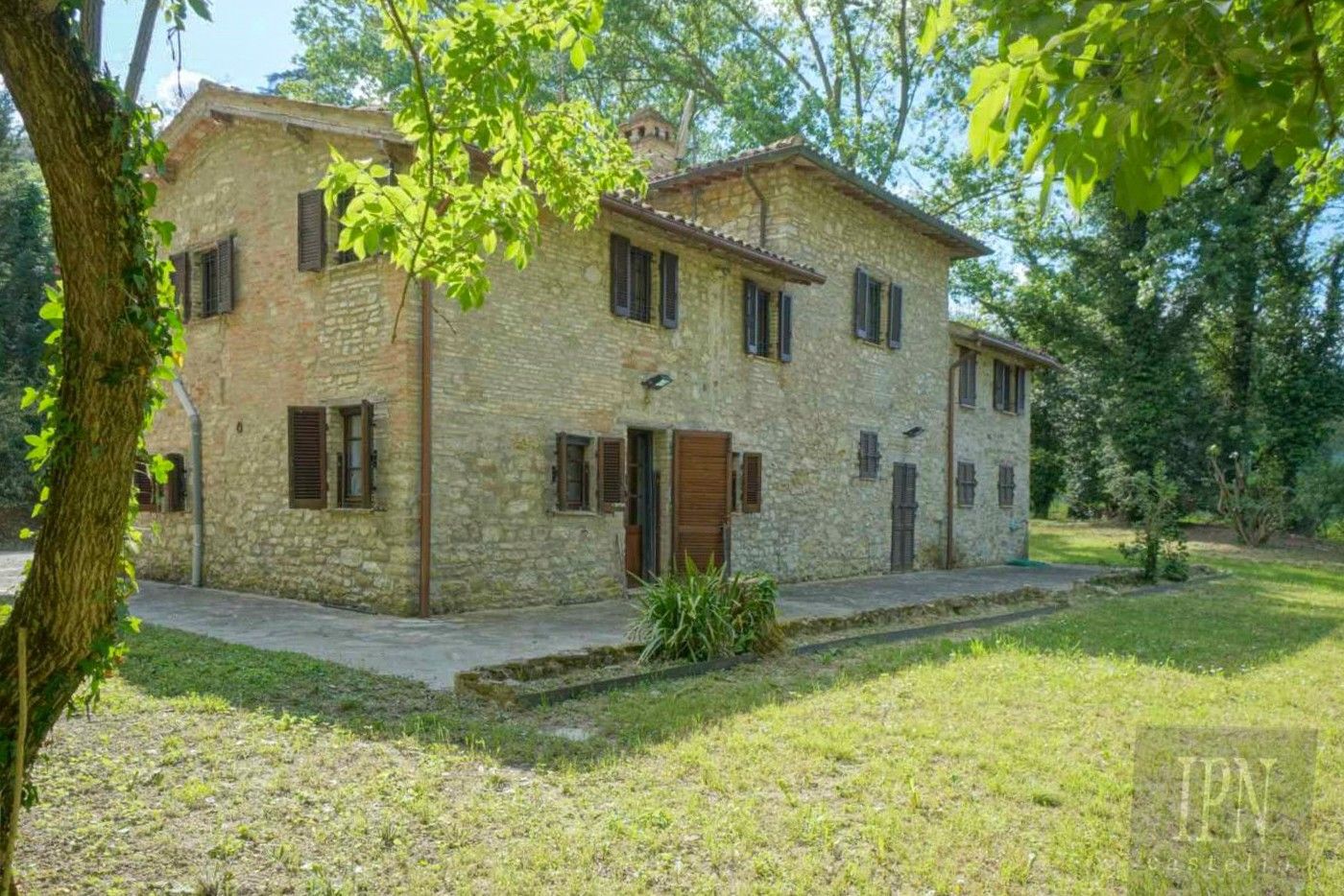 Immagini Storica casa del traghetto sulle rive del Tevere in Umbria