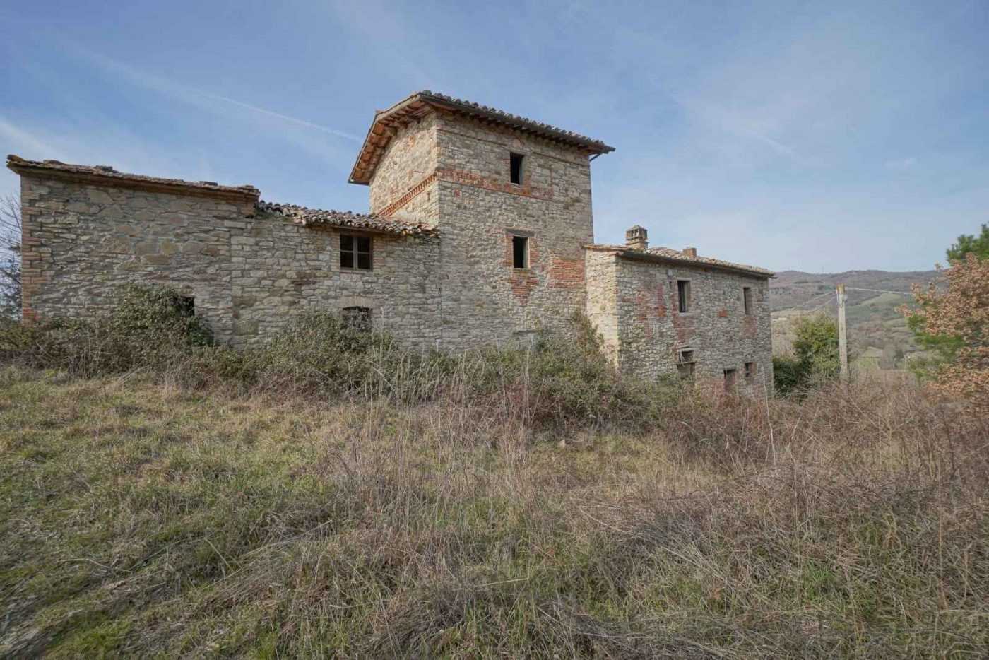 Immagini Cascina abbandonata con 3 edifici e 10 ettari di terreno