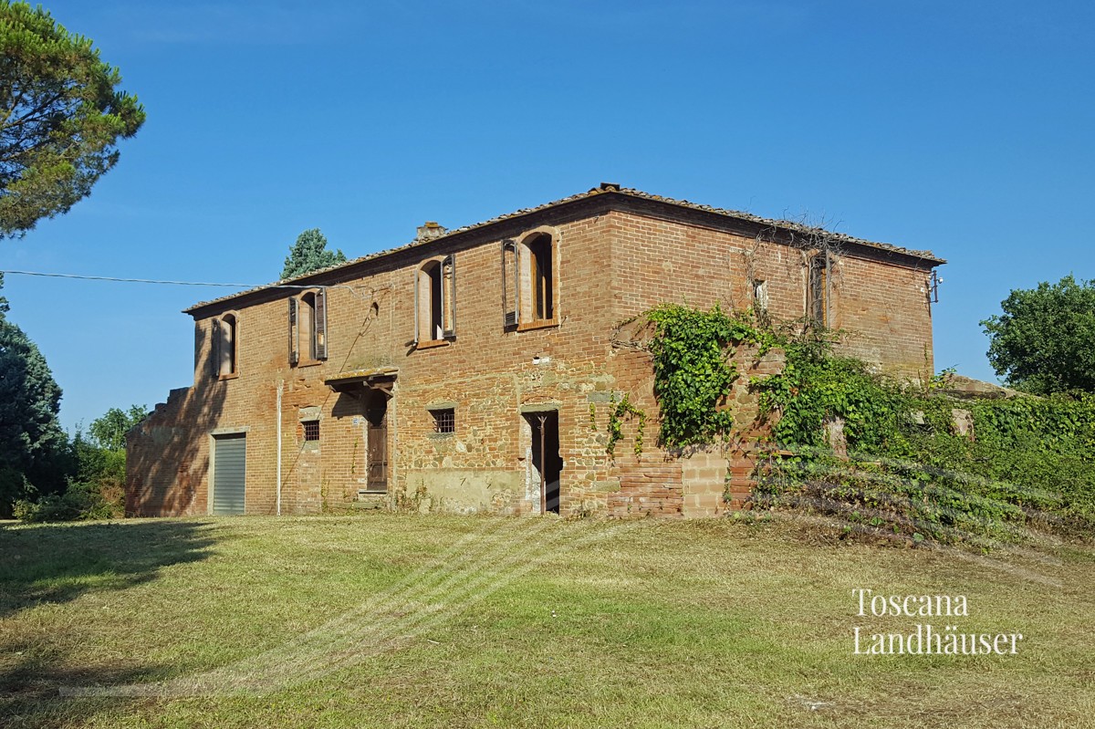 Immagini Casale storico con terreno, vicino Siena