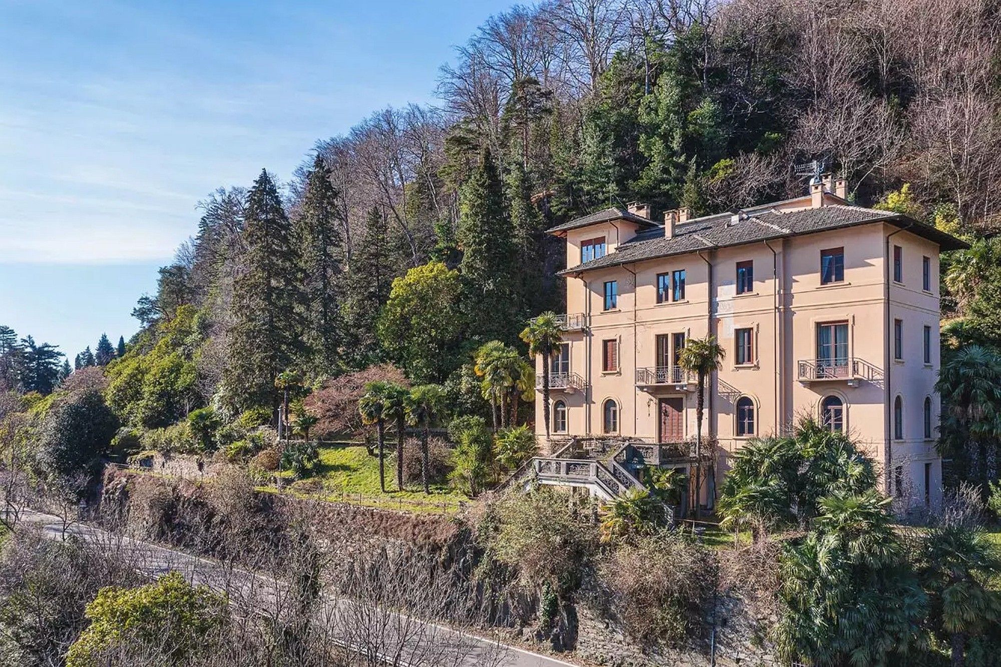 Immagini Villa Storica fronte lago Maggiore con Spiaggia e Darsena in Vendita