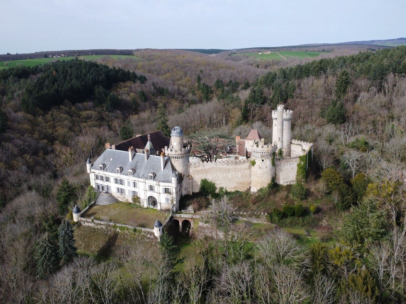 Immagini Castello di Veauce, a nord di Clermont Ferrand - Monumento in via di estinzione