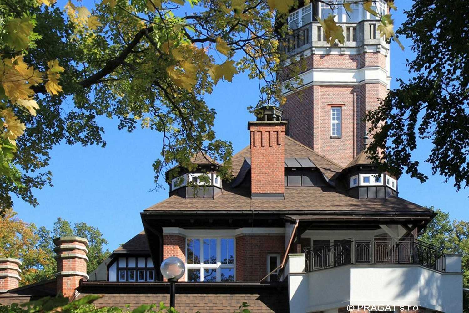 Immagini Villa con torre nella foresta vicino a Karlovy Vary