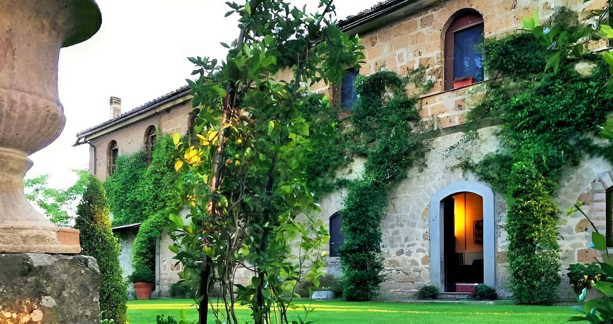 Immagini Caratteristica villa d'epoca nel Lazio con giardino da sogno