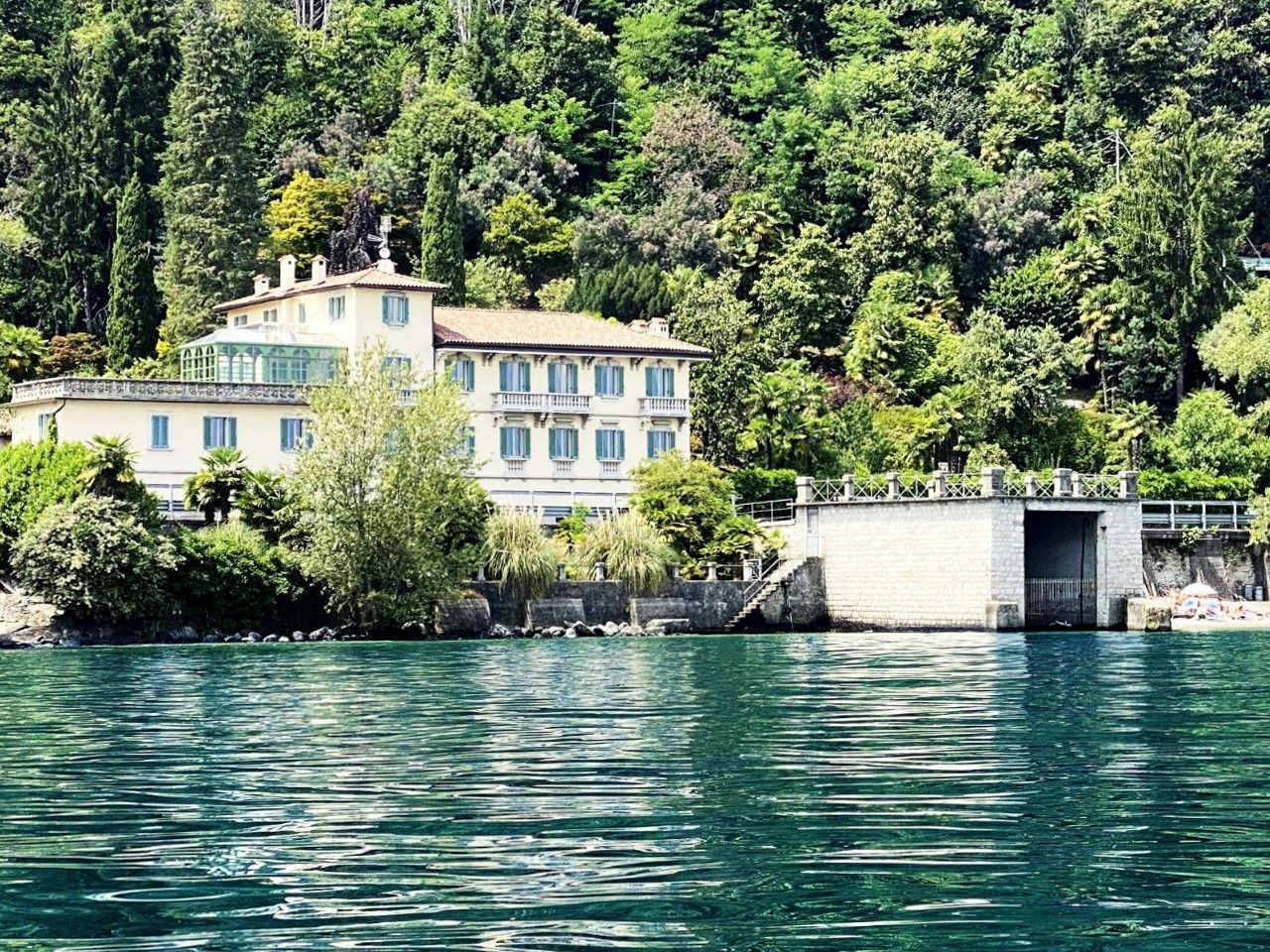 Immagini Villa d'epoca esclusiva con spiaggia privata e pontile per barche