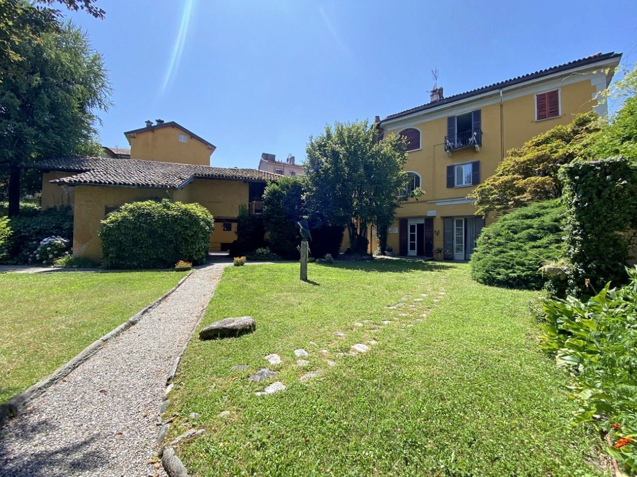 Immagini Villa a Verbania Intra - Proprietà privata recintata con ampio giardino