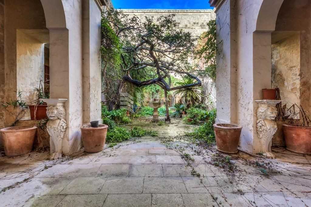 Immagini Grande palazzo con cortile interno a Mdina