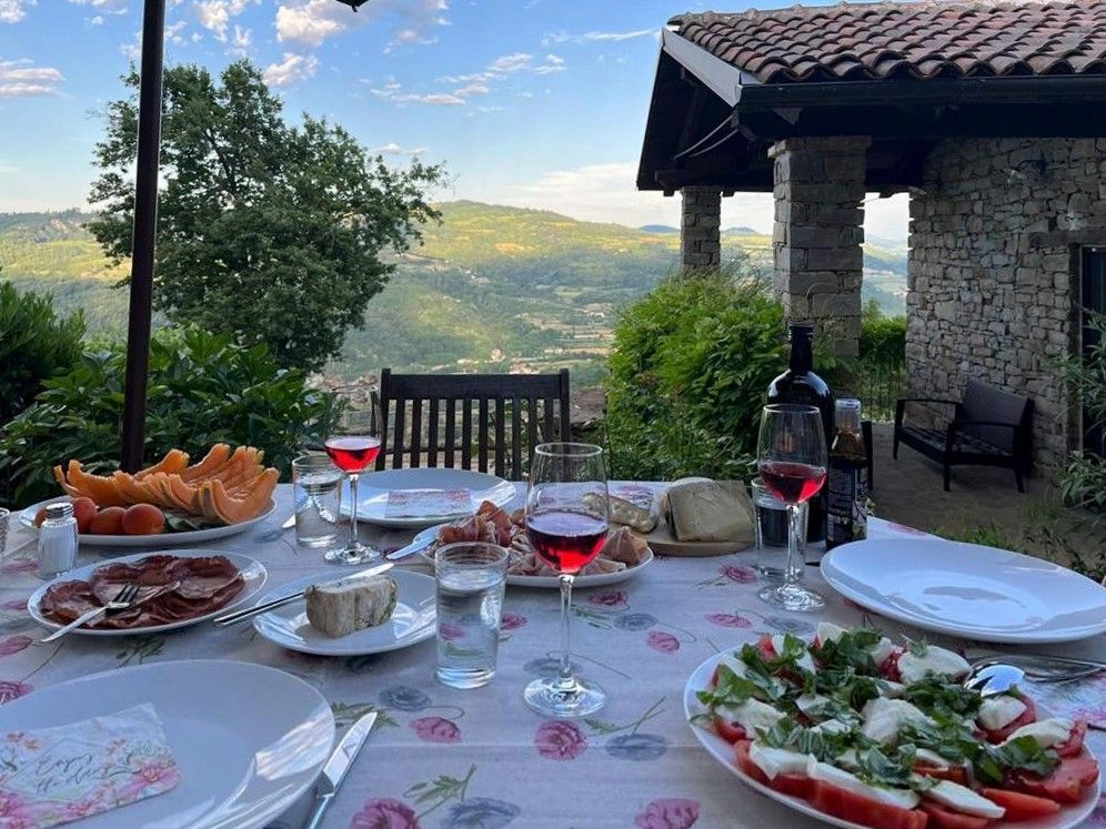 Immagini Esclusiva casa per vacanze in Piemonte con vista mozzafiato e piscina