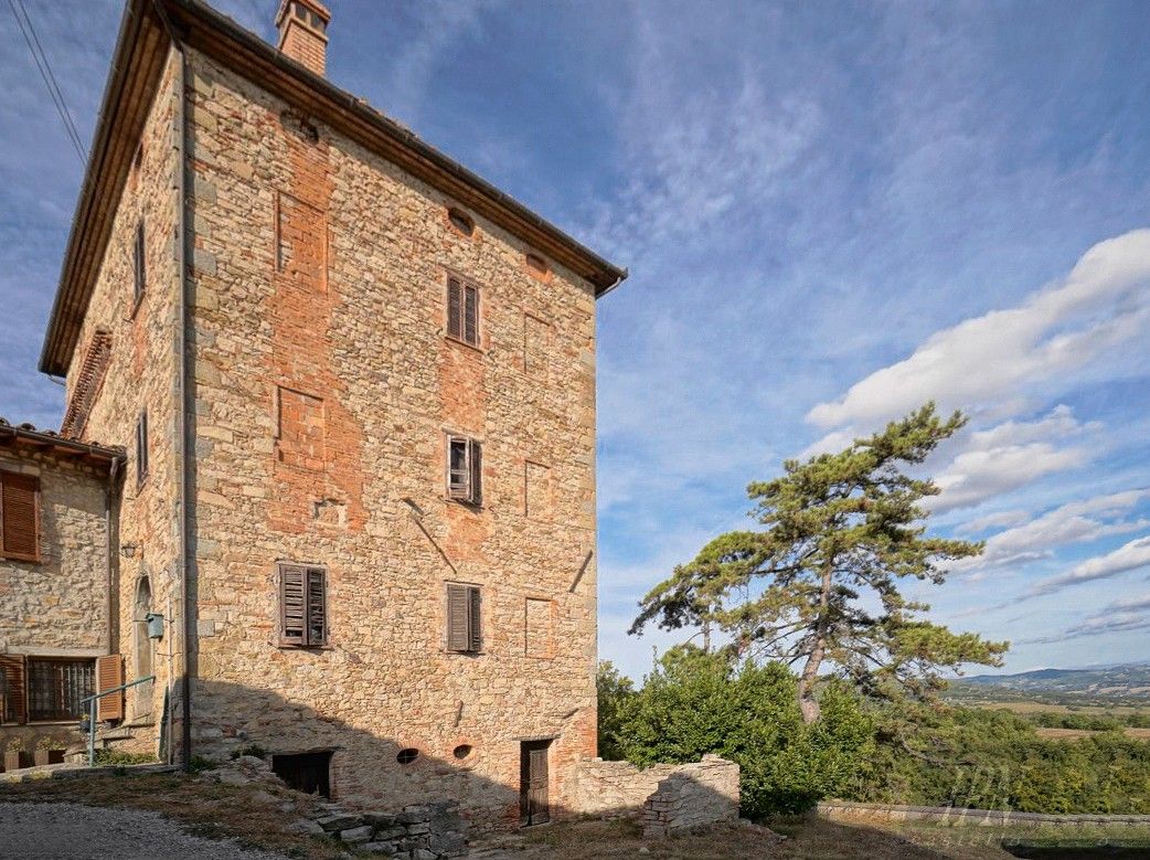 Immagini Antica torre di guardia nei pressi di Umbertide con uliveto