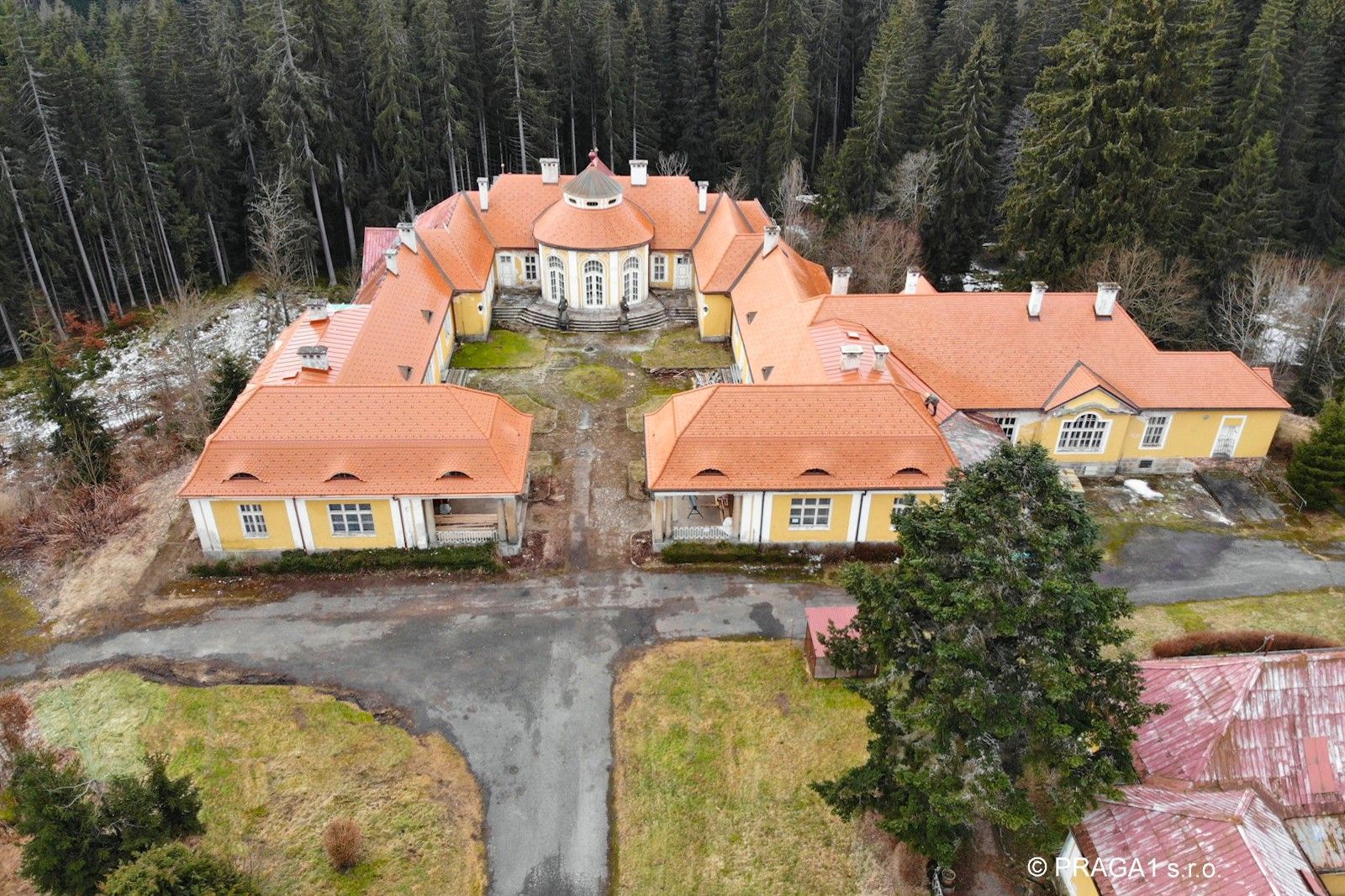 Immagini Palazzina di caccia nella foresta vicino a Karlovy Vary