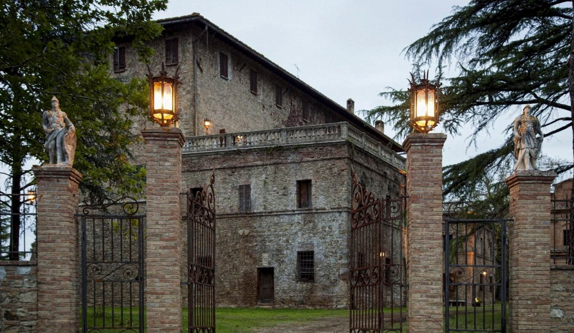 Immagini Tenuta toscana con castello, cappella e 18 ettari di terreno