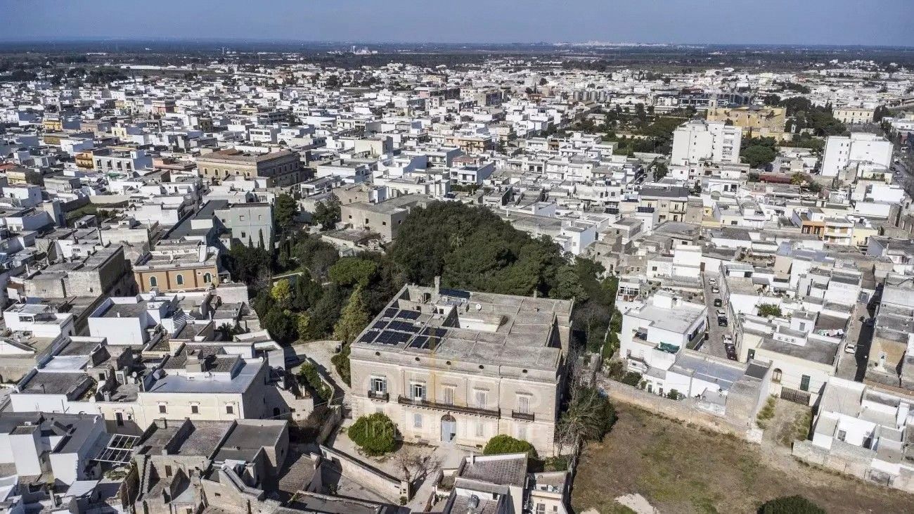 Immagini Grande palazzo elegante nel Salento con giardino e piscina