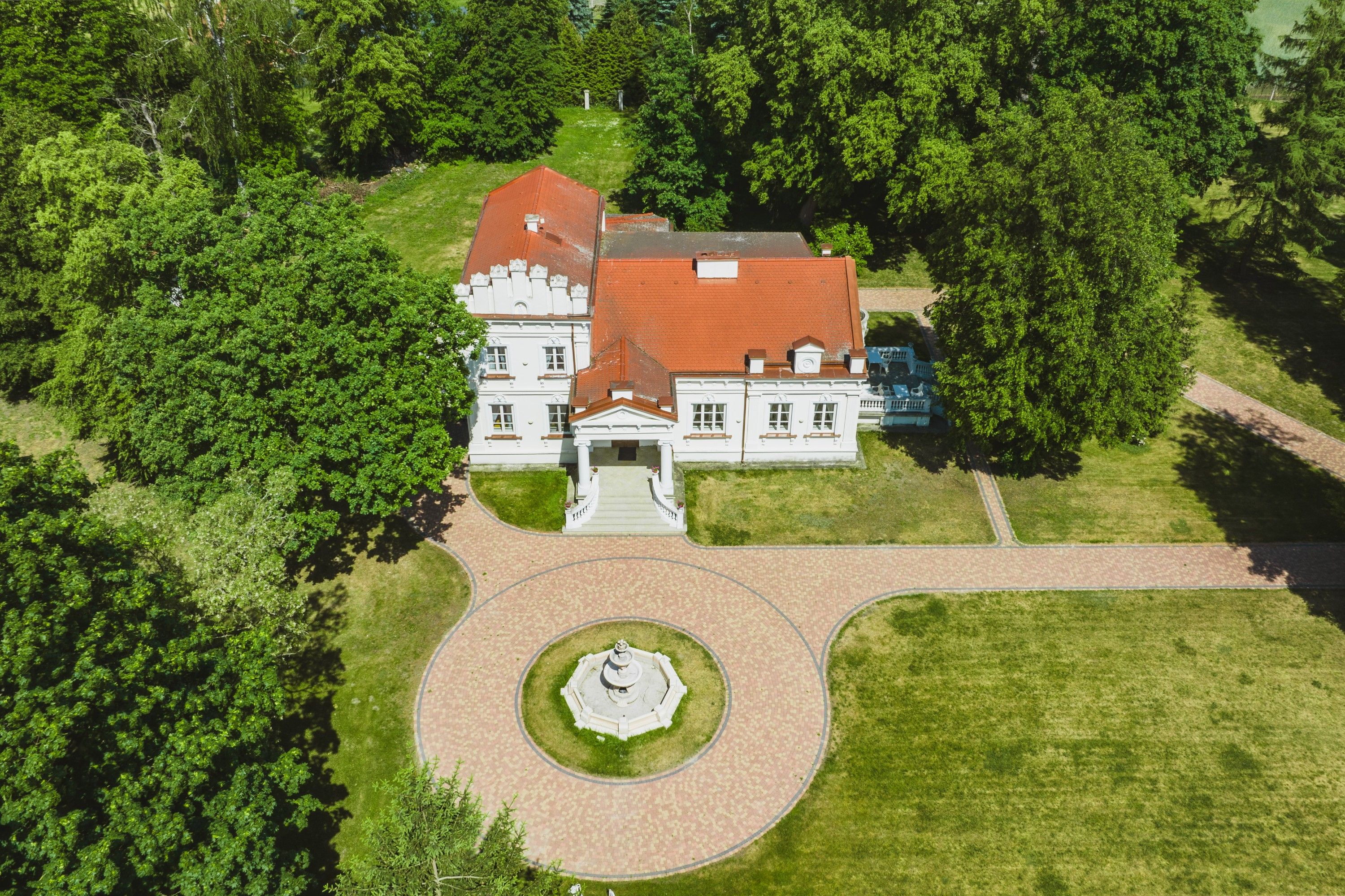 Immagini Palazzo con parco vicino a Varsavia