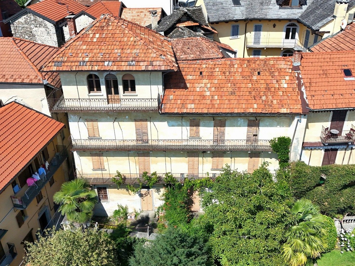 Immagini Villa d'epoca con vista lago e giardino da ristrutturare