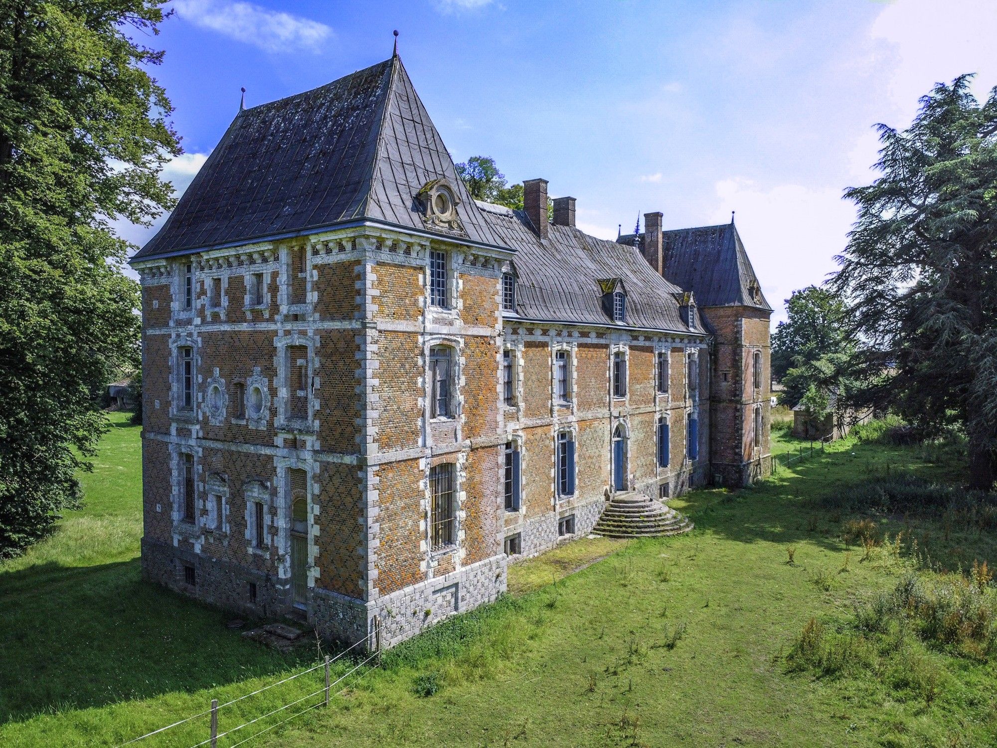 Immagini Château con parco in Normandia da ristrutturare