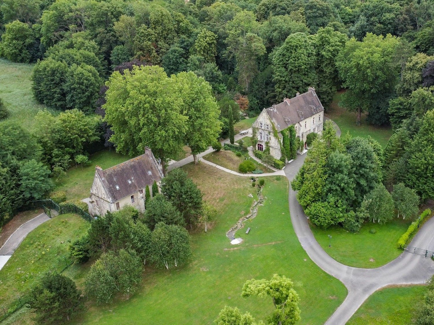 Immagini Mulino del XVI secolo: Un paradiso naturale unico vicino a Parigi