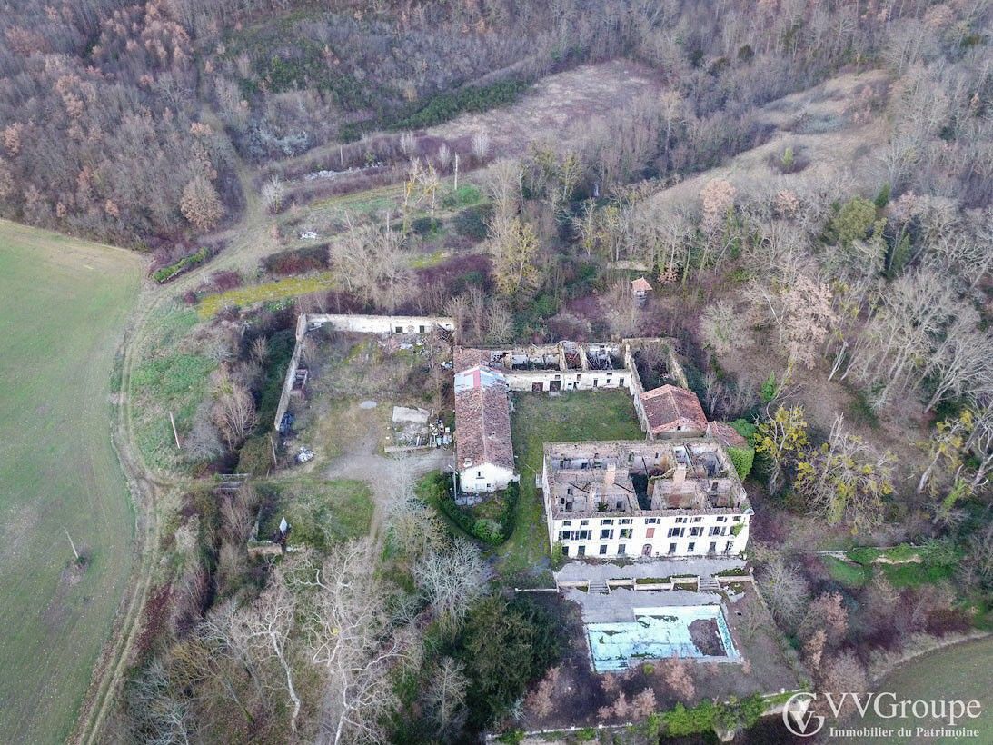 Immagini Rovine di Monastero nel Sud della Francia - Edificio Storico del XIV Secolo