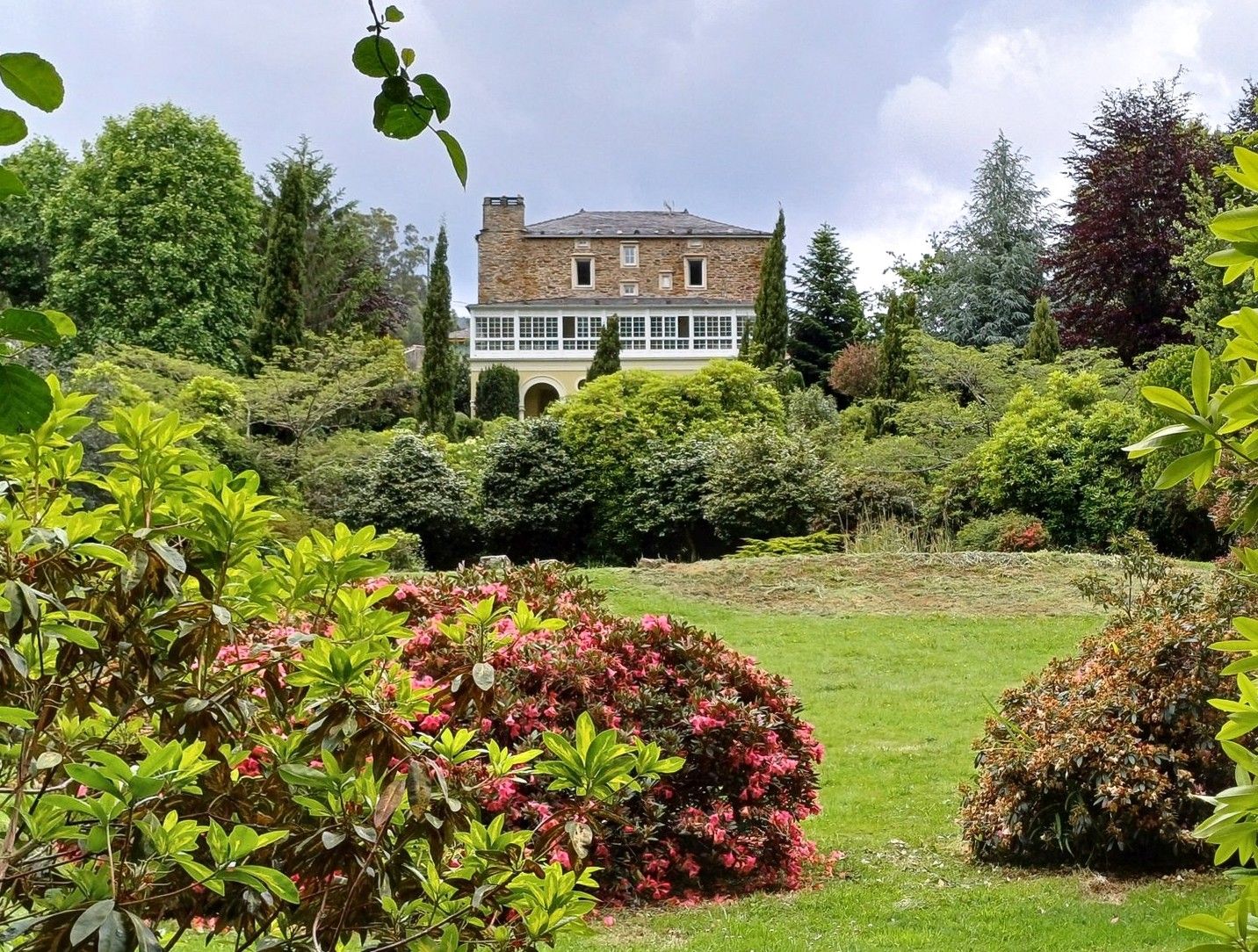 Immagini Villa con Grande Giardino Paradisiaco vicino a Viveiro