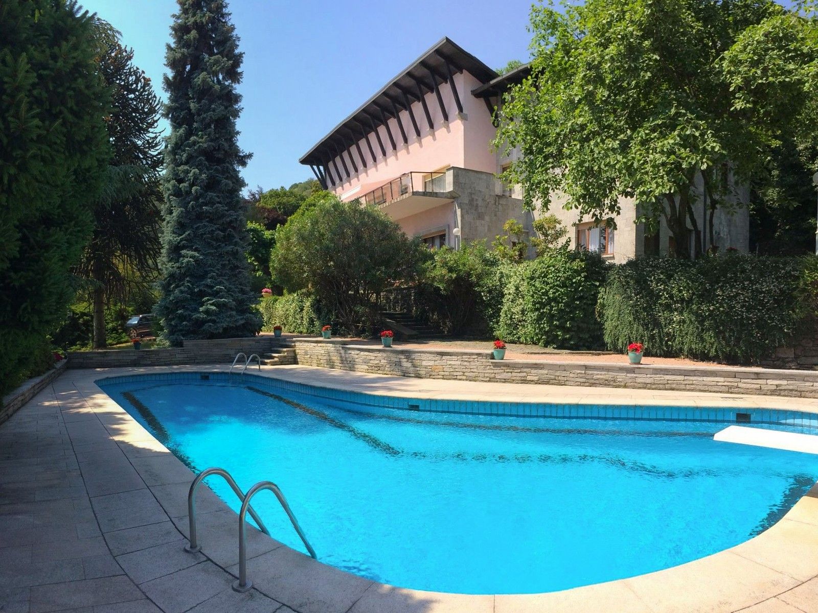 Immagini Grande villa con dependance, piscina, giardino, molo e spiaggia privata