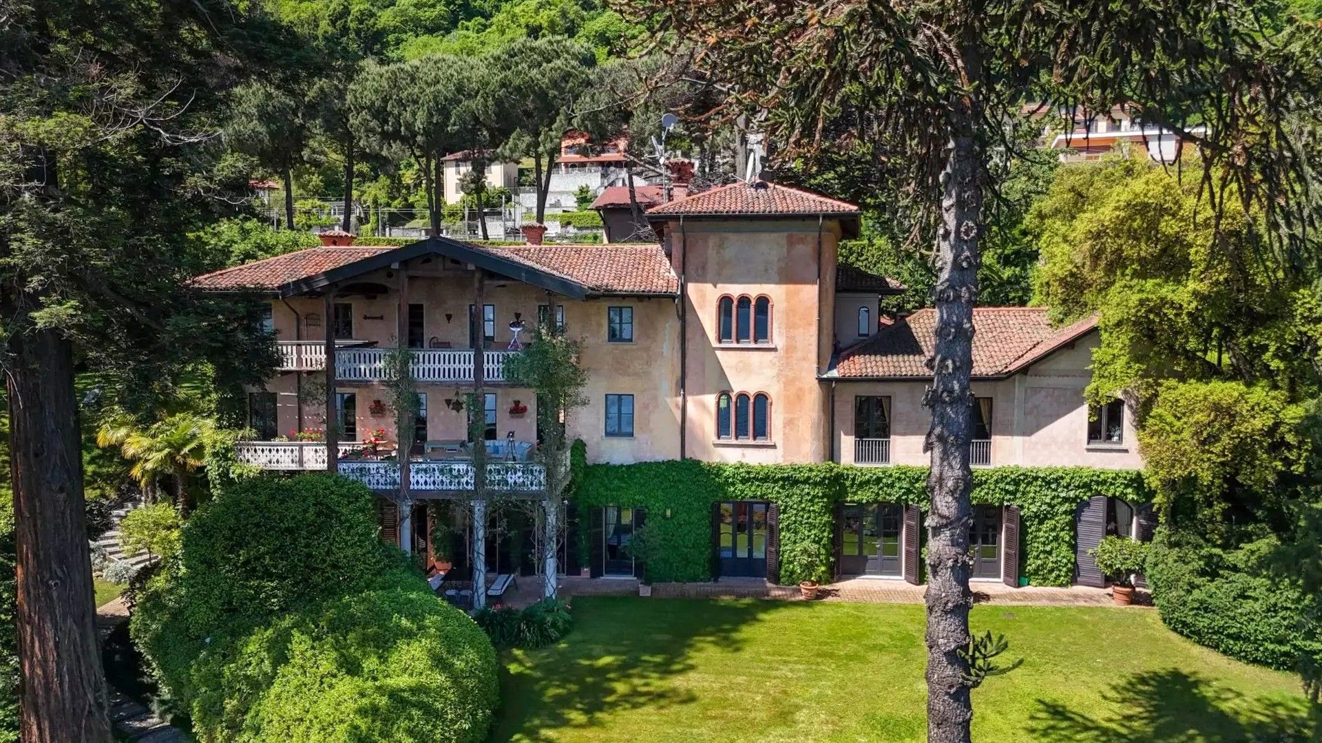 Immagini Villa storica sul Lago Maggiore con ampio giardino