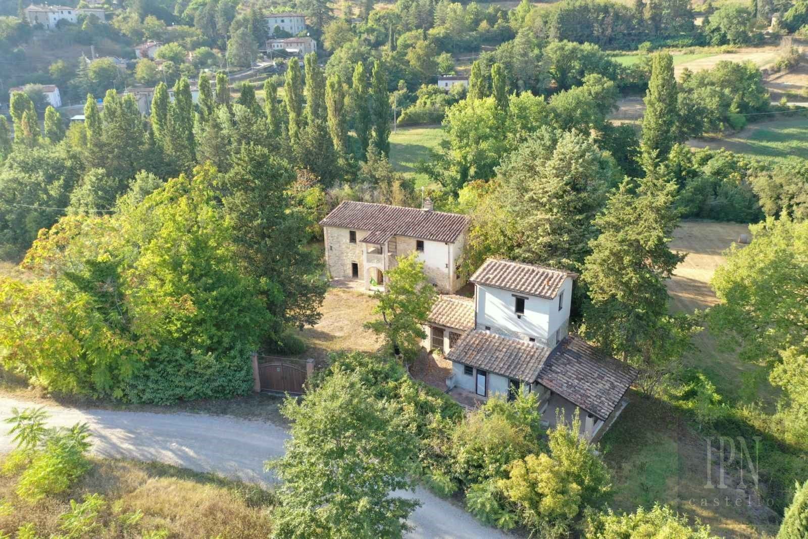 Immagini Casale in Umbria su 1 ettaro di terreno