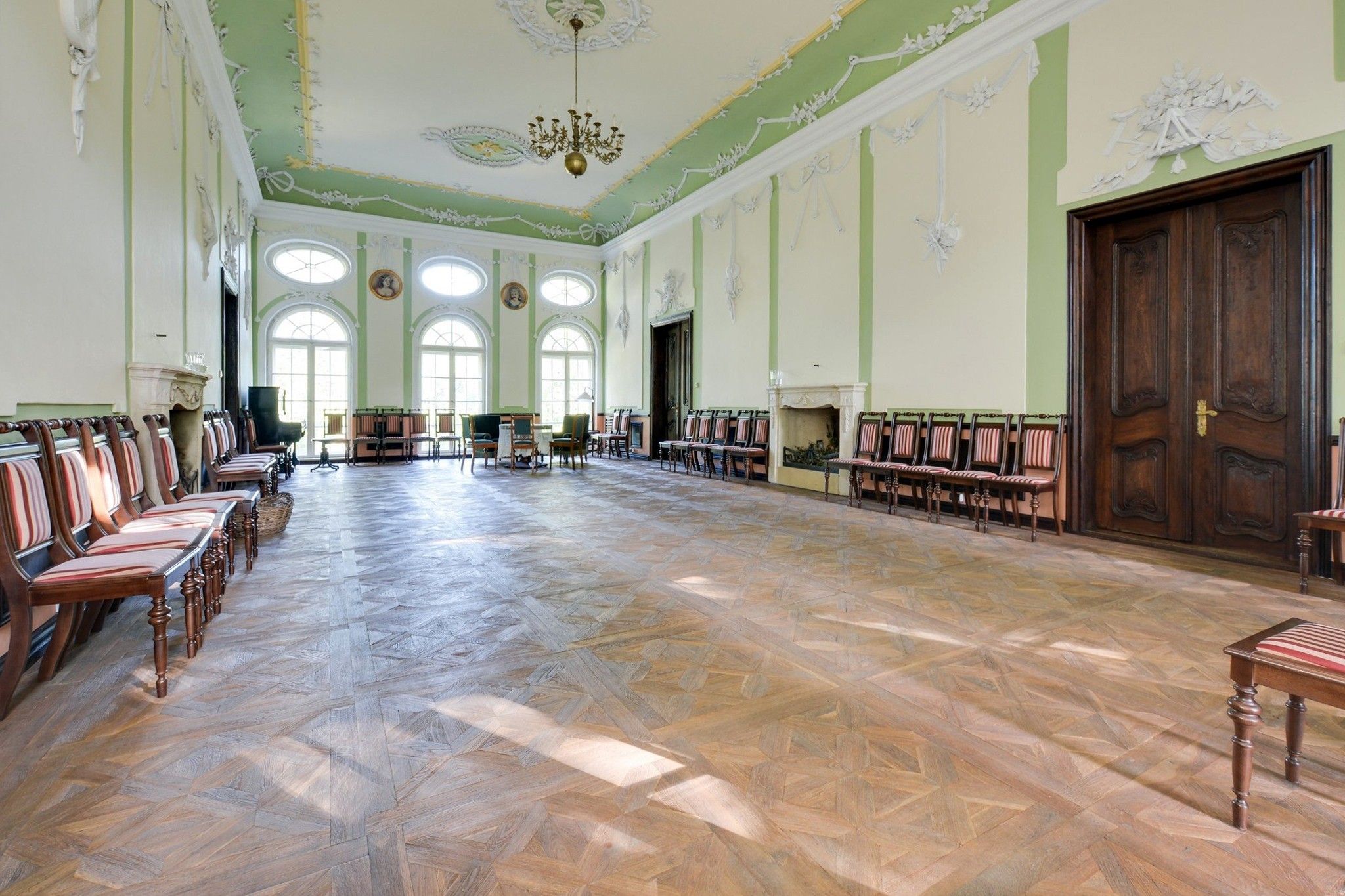 Immagini Villa barocco nella Grande Polonia - sala da ballo originale in stile rococò