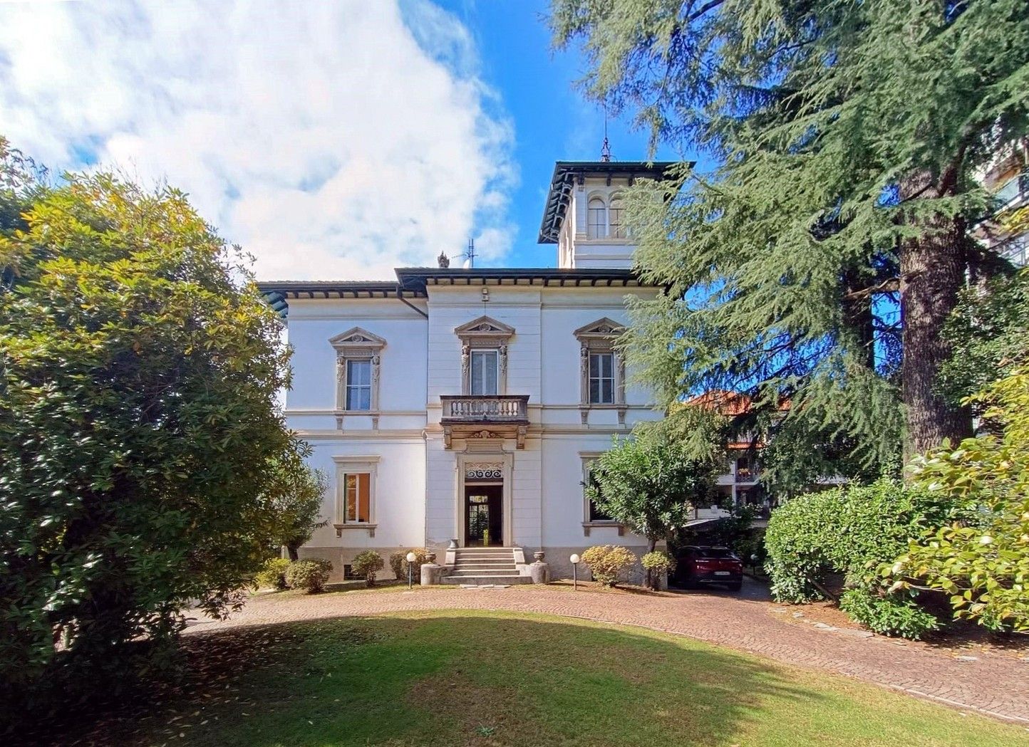 Immagini Villa con torre, parco e piscina a Verbania