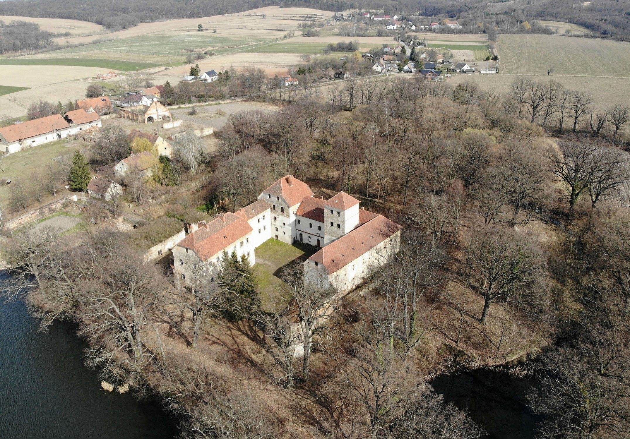 Immagini Castello medievale con fossato in Polonia