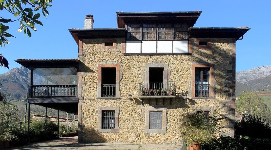 Immagini Casa padronale galiziana con panorama montano