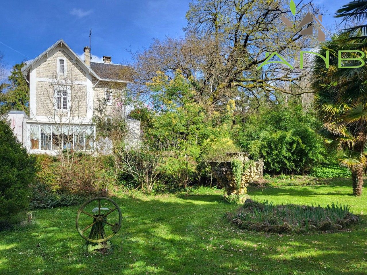 Immagini Villa con ampio giardino e piscina vicino a Saintes