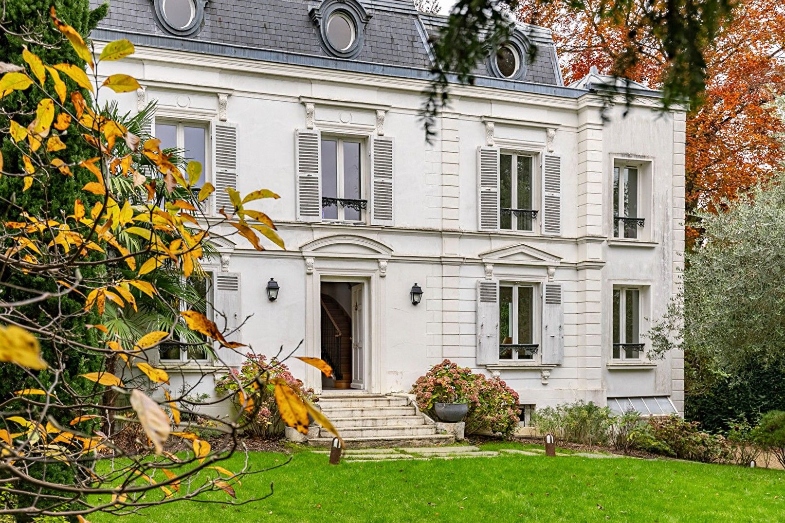 Immagini Villa storica vicino a Parigi