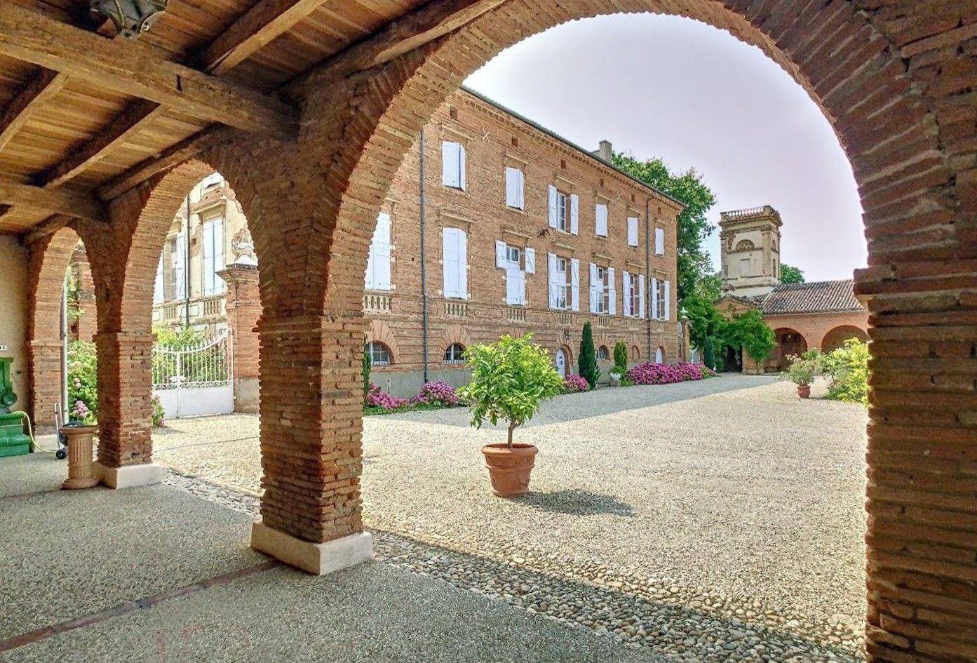 Immagini Castello restaurato a Tolosa con fascino toscano