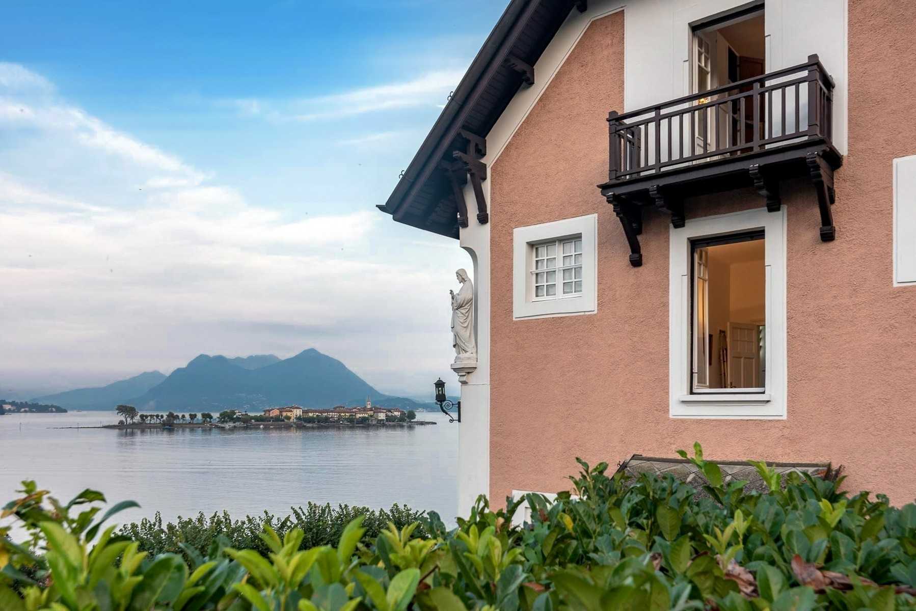 Immagini Villa d'epoca in vendita fronte lago Maggiore con darsena e piscina