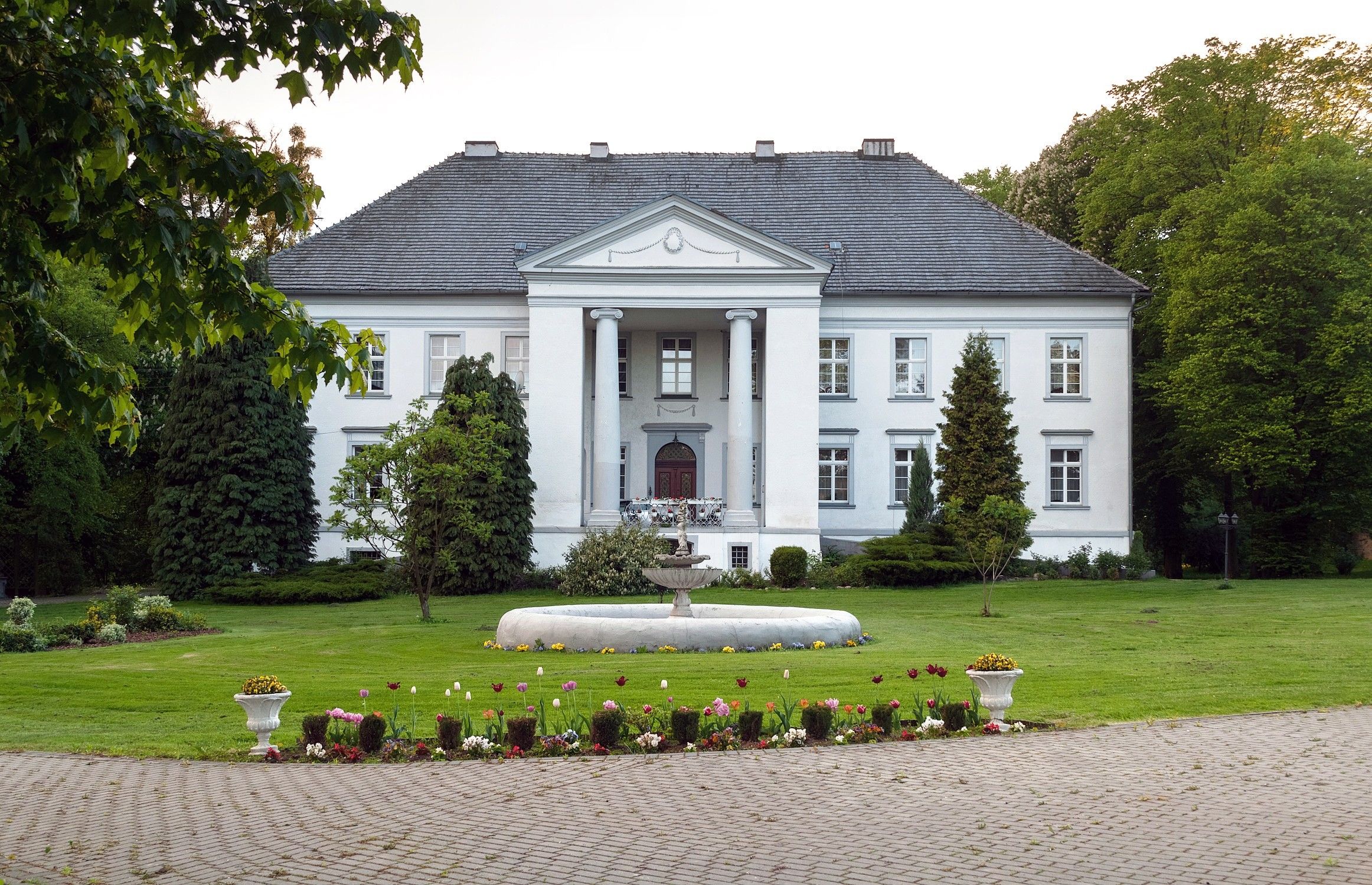 Immagini Villa classicista a Maciejowice, Opole