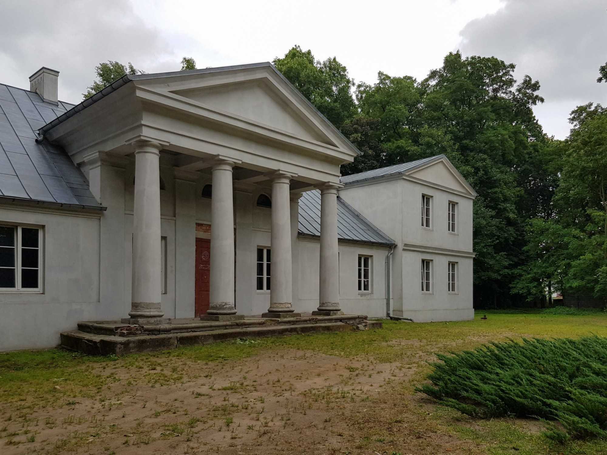 Immagini Casa padronale parzialmente ristrutturata vicino a Błaszki, Voivodato di Łódź