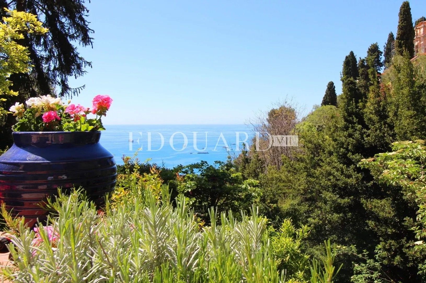 Immagini Villa a Roquebrune-Cap-Martin con ampia terrazza, giardino e vista mare