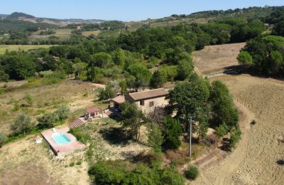 Casa di campagna in vendita Montescudaio, Toscana, RIF 2185 Blick auf Haus und Pool