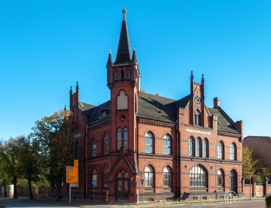 Historisches Postgebäude in Güsten, errichtet im neogotischen Stil, Güsten