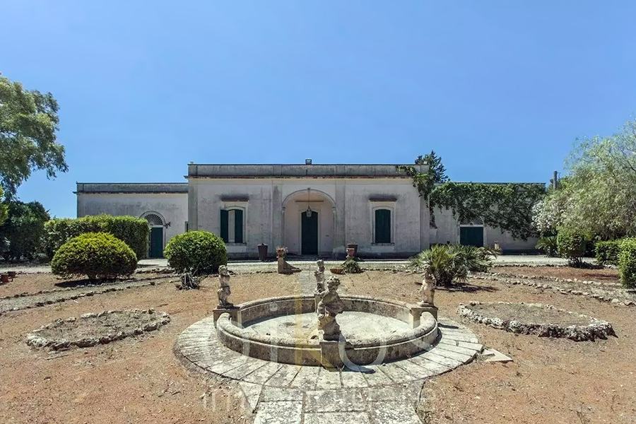 Lecce, Villa con parco privato in vendita