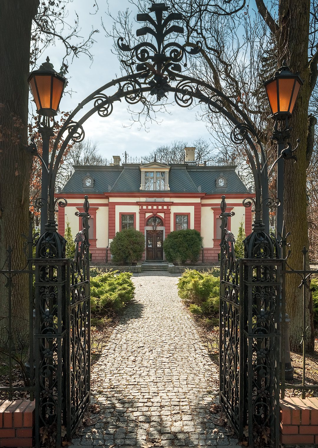 Żyrardów, Eingang Villa, Stadtpark, Altes Hoftor